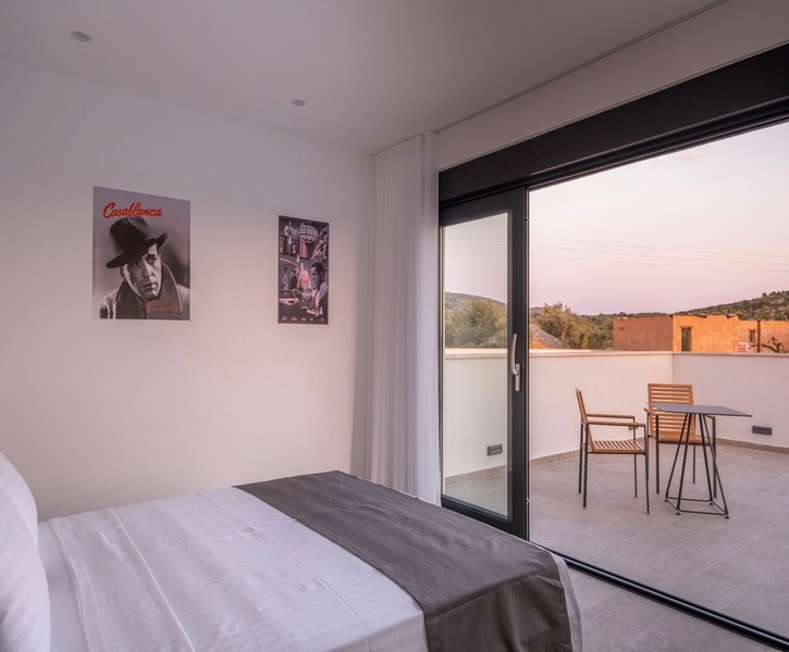 Sovrum med terrass och utsikt över omgivningen