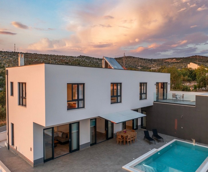 Modern villa med pool vid solnedgången på ön Brac