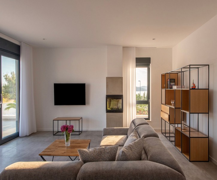 Vardagsrum med soffa, öppen spis och modern design