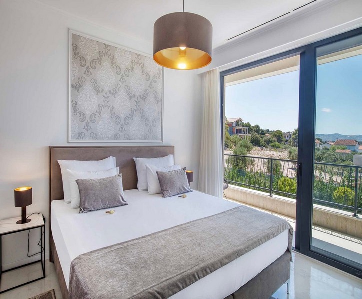 Sovrum med dubbelsäng och tillgång till balkong