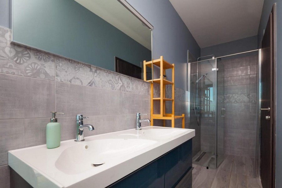 Modernt badrum med dubbla handfat och dusch