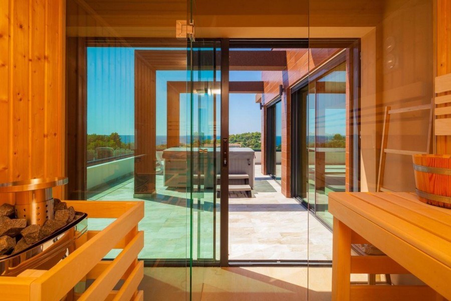 Bastu med glasfront och tillgång till terrassen med havsutsikt