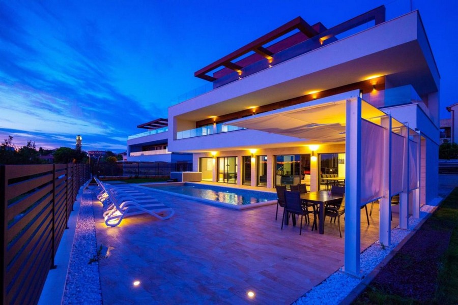 Villa H3737 på natten med attraktiv belysning