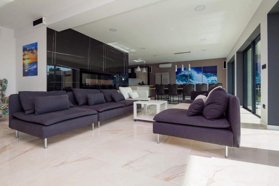 Rymligt vardagsrum med fönster från golv till tak och modern inredning