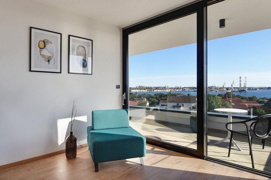 Sittgrupp på övervåningen med havsutsikt