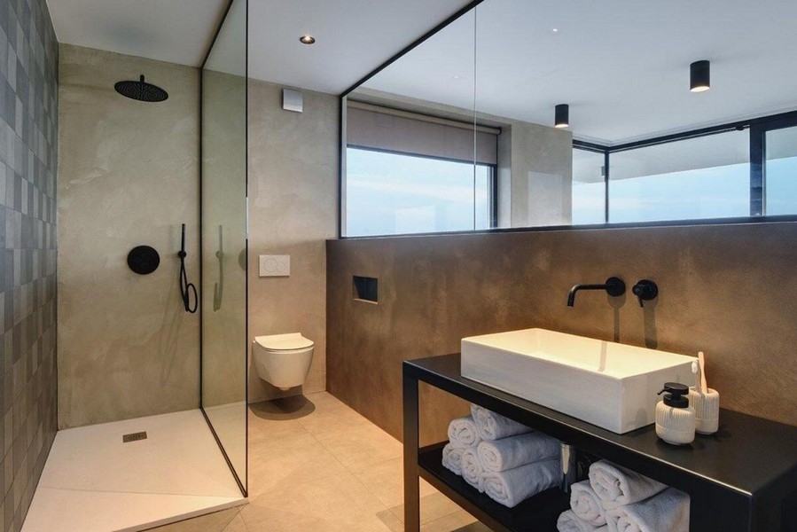 Modernt badrum med dusch och handfat