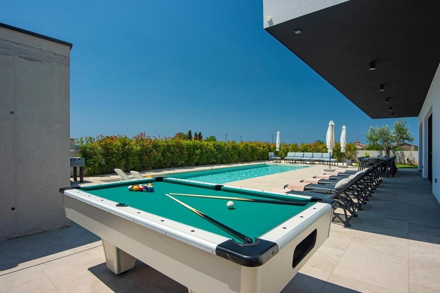 Biljardbord utanför bredvid poolen