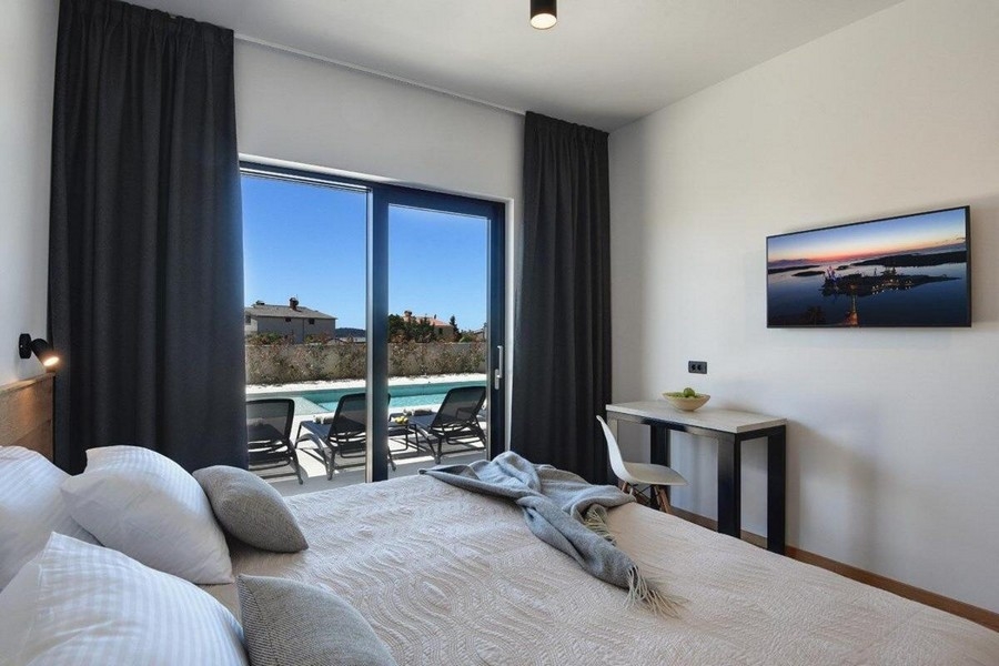 Sovrum med tillgång till poolterrassen