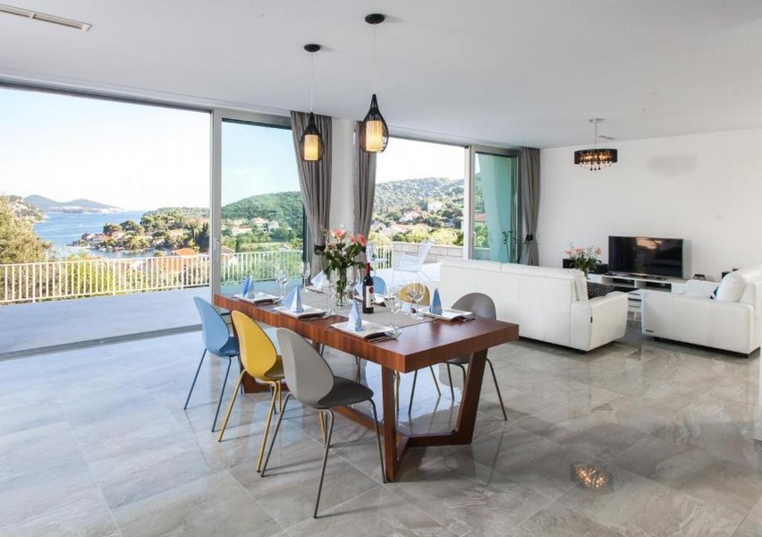 Vardagsrum och matplats med havsutsikt i modern villa nära Dubrovnik