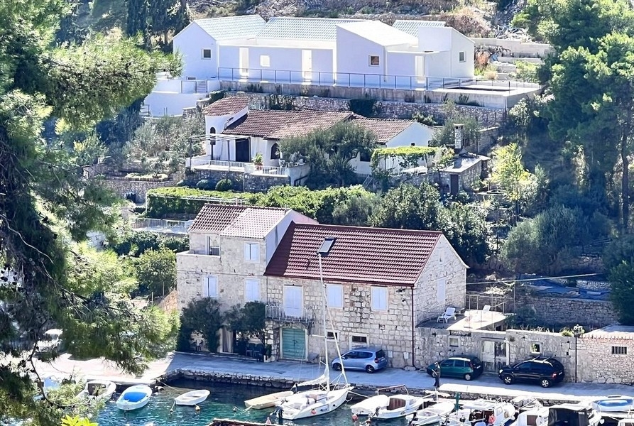 Vit villa precis vid havet i Kroatien - Panorama Scouting H3740.