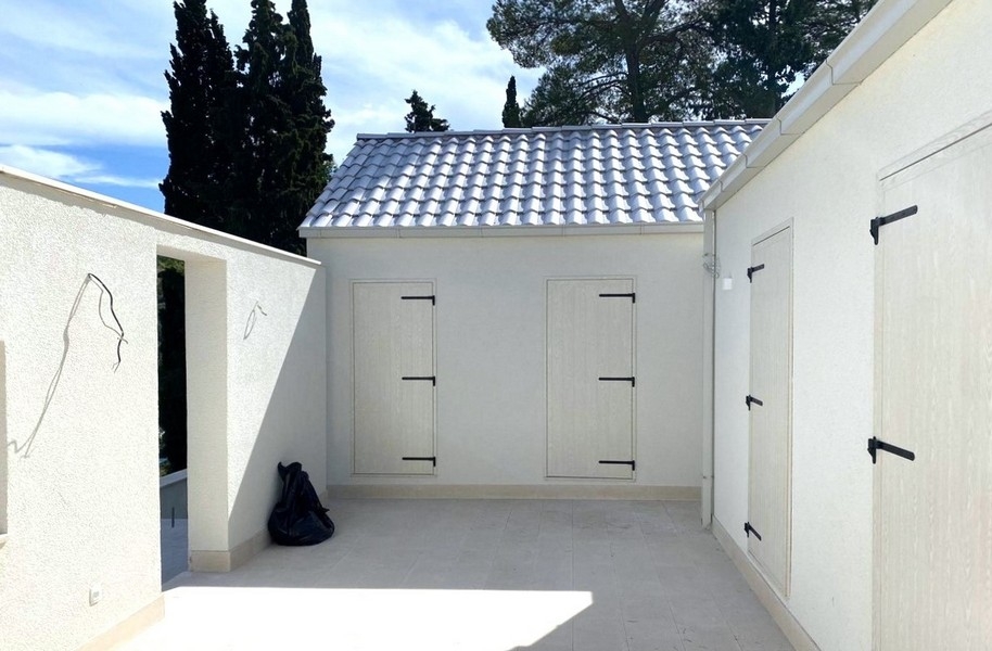 Innergård med vita väggar och takpannor