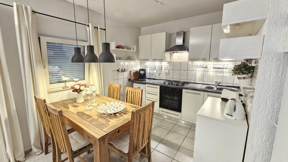 Matplats och kök med träbord och moderna lampor