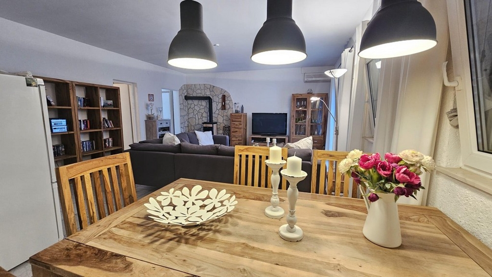 Utsikt från matsalen in i vardagsrummet