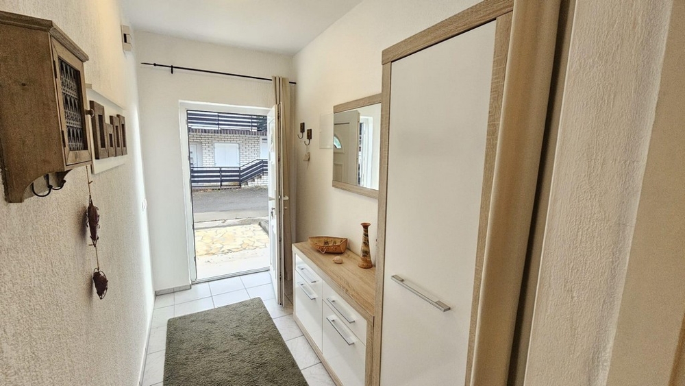 Hall med entré och klädkammare