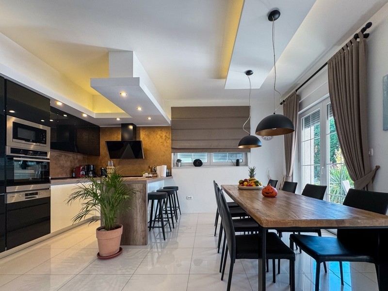 Modernt kök med matplats och stort bord