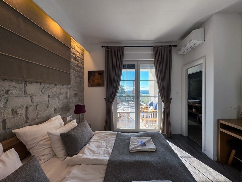 Sovrum med dubbelsäng och tillgång till terrassen