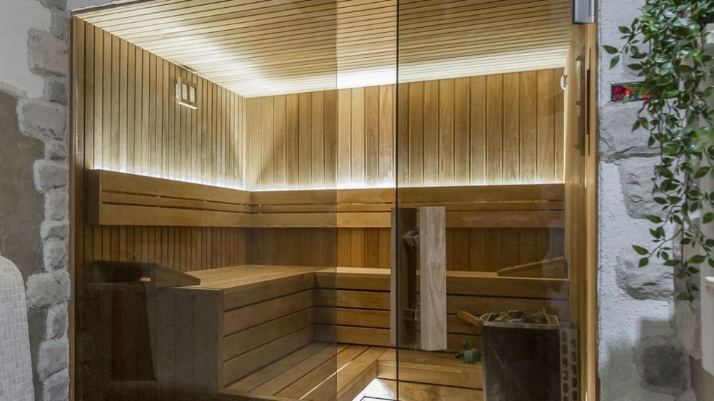 Träbastu med glasfront i modern villa i Istrien