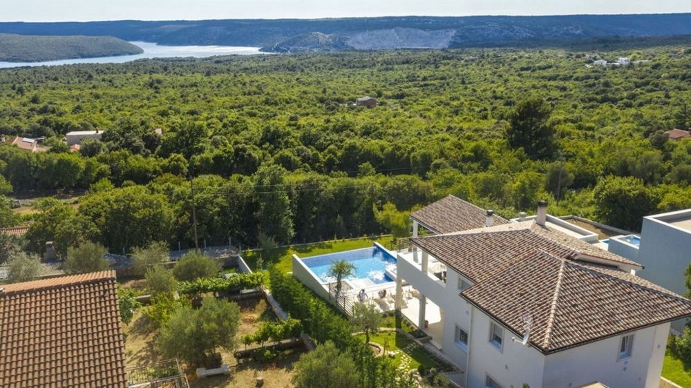 Villa med pool och havsutsikt i gröna omgivningar nära Labin