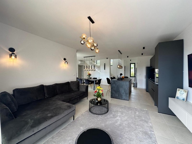 Modernt inredd vardagsrumsdel.