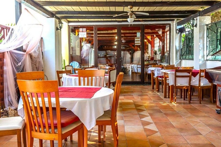 Interiör av restaurangen med dukade bord