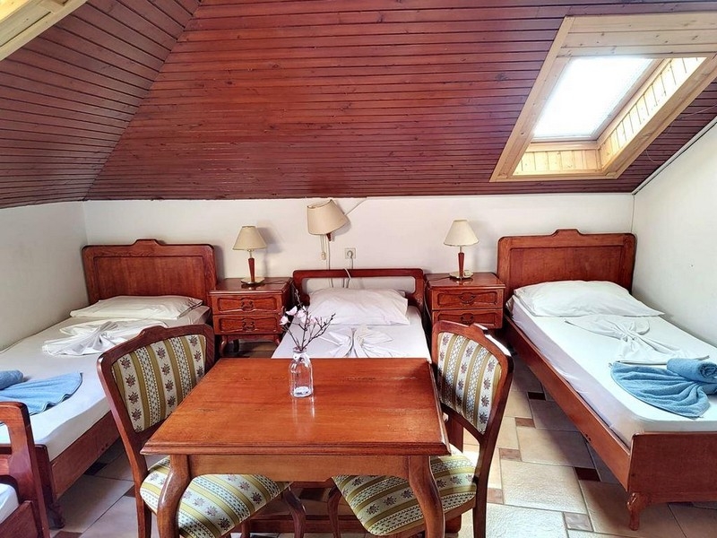 Trebäddsrum på vinden med trämöbler