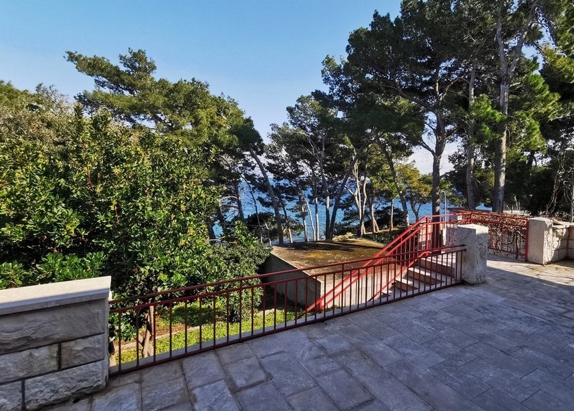 Havsutsikt från den övre terrassen på fastigheten H3747.