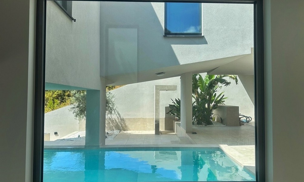 Utsikt från insidan av poolen och uteplatsen