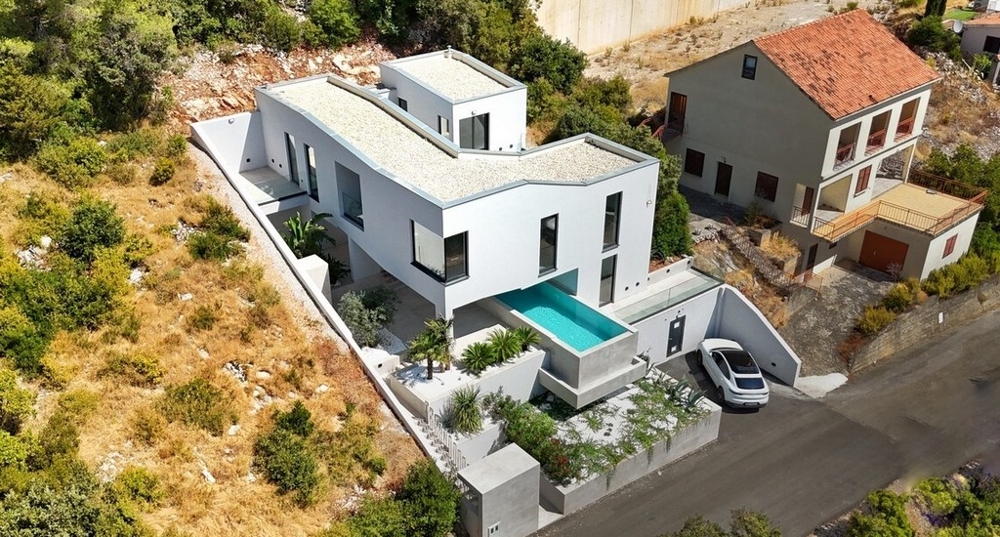 Modern villa med pool och havsutsikt på Brac