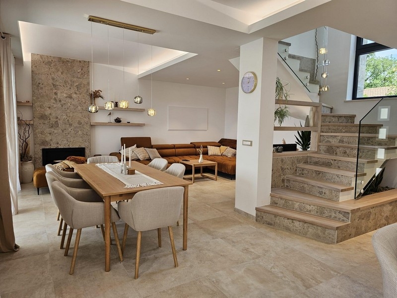 Vardagsrum och matsal med trappa till övervåningen
