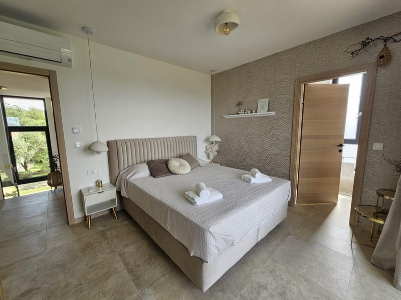 Sovrum med dubbelsäng och tillgång till badrum