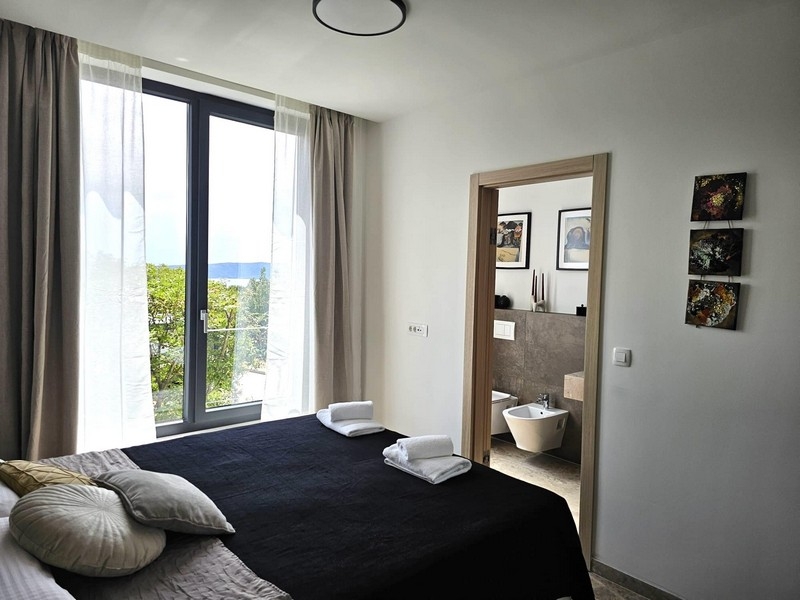 Sovrum med havsutsikt och eget badrum