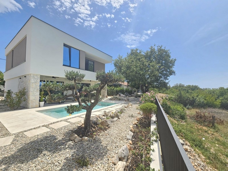 Designvilla med pool, terrass och olivträd