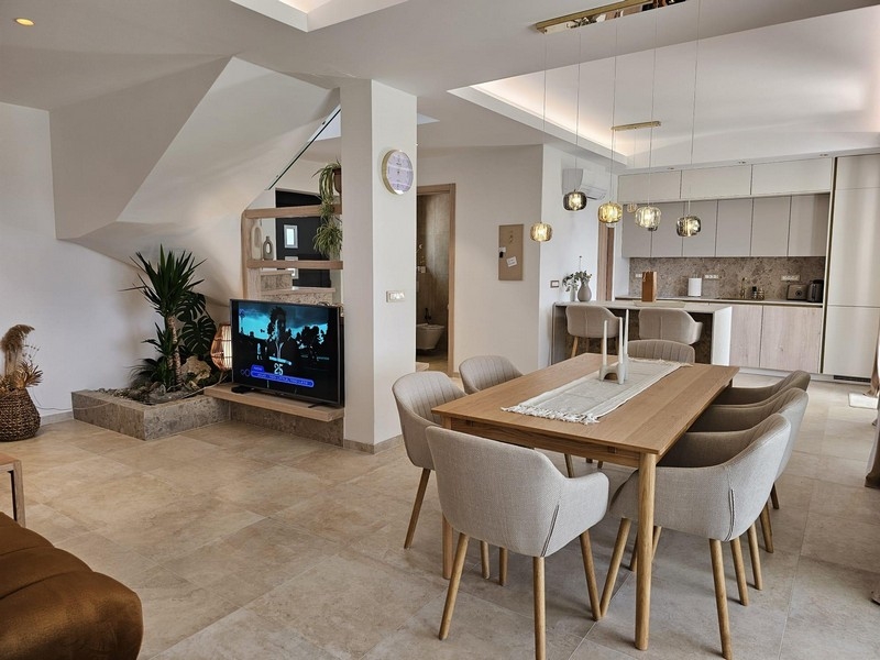 Öppet vardagsrum och matplats med modern inredning