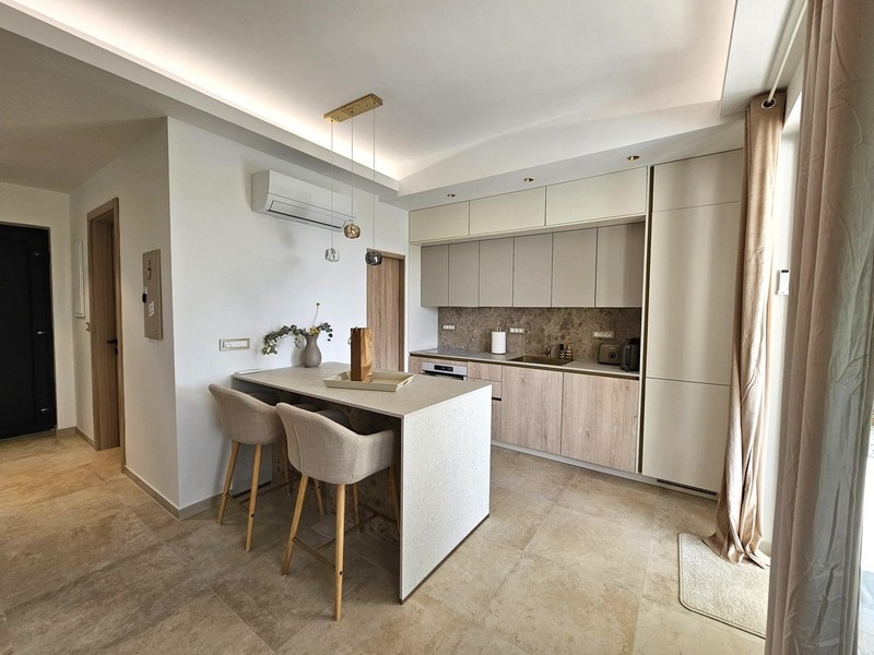 Modernt kök med kokö och matplats