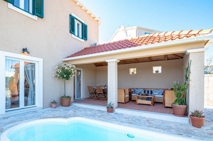 Pool och täckt område av villan till salu i Korcula.