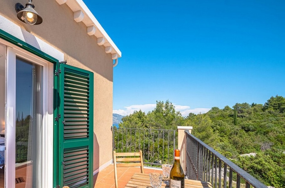 Balkong med utsikt över grönskan