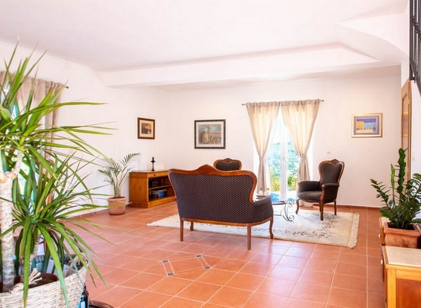 Vardagsrum med utgång till terrassen