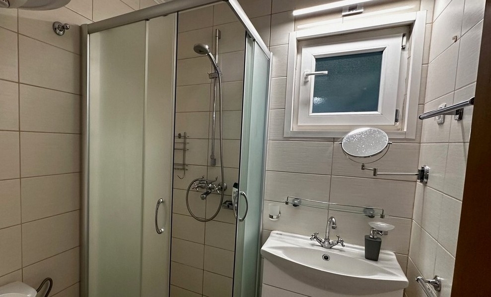 Badrum med dusch och handfat