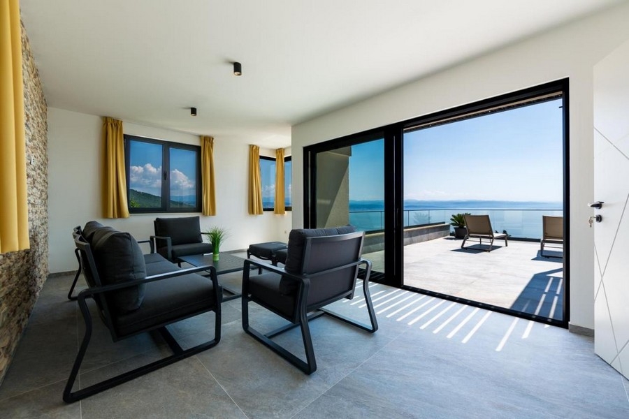 Loungeområde med tillgång till terrassen och havsutsikt