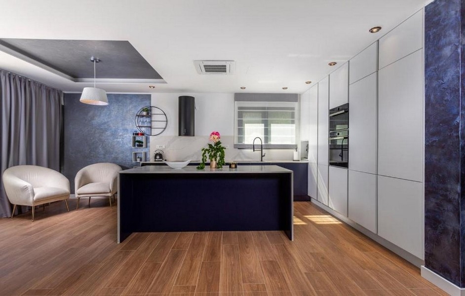 Modernt utrustat kök med kokö och sittgrupp