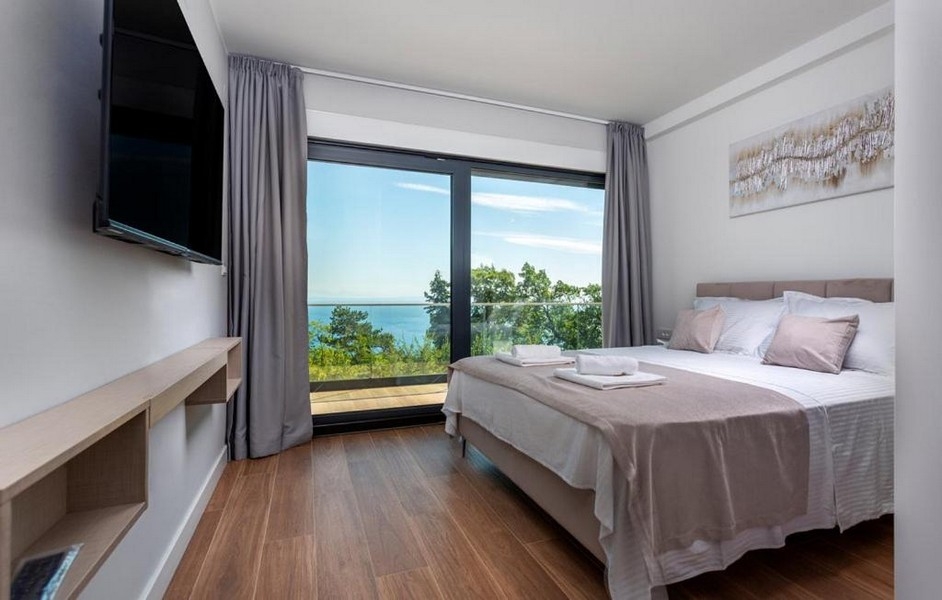 Sovrum med havsutsikt och tillgång till balkong
