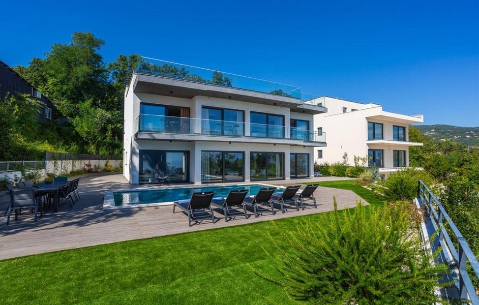 Modern villa med pool och solterrass på en sluttning