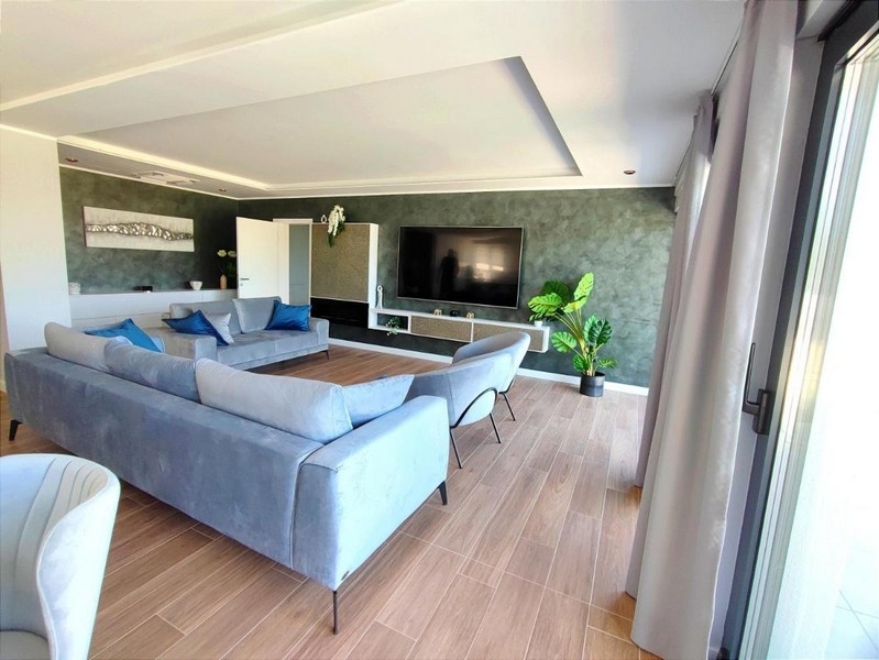 Rymligt vardagsrum med modern design och utsikt över trädgården