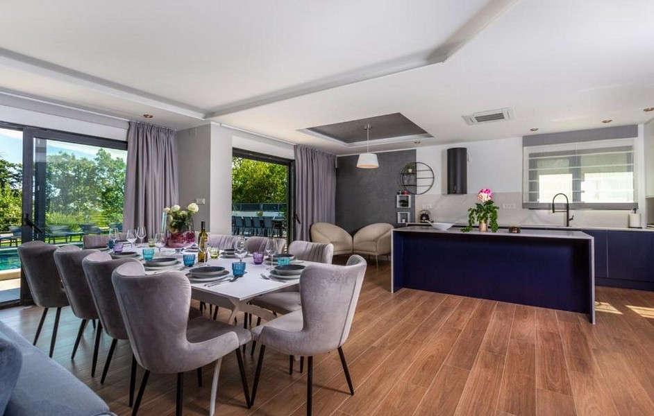Matplats och öppet kök med utsikt över trädgården