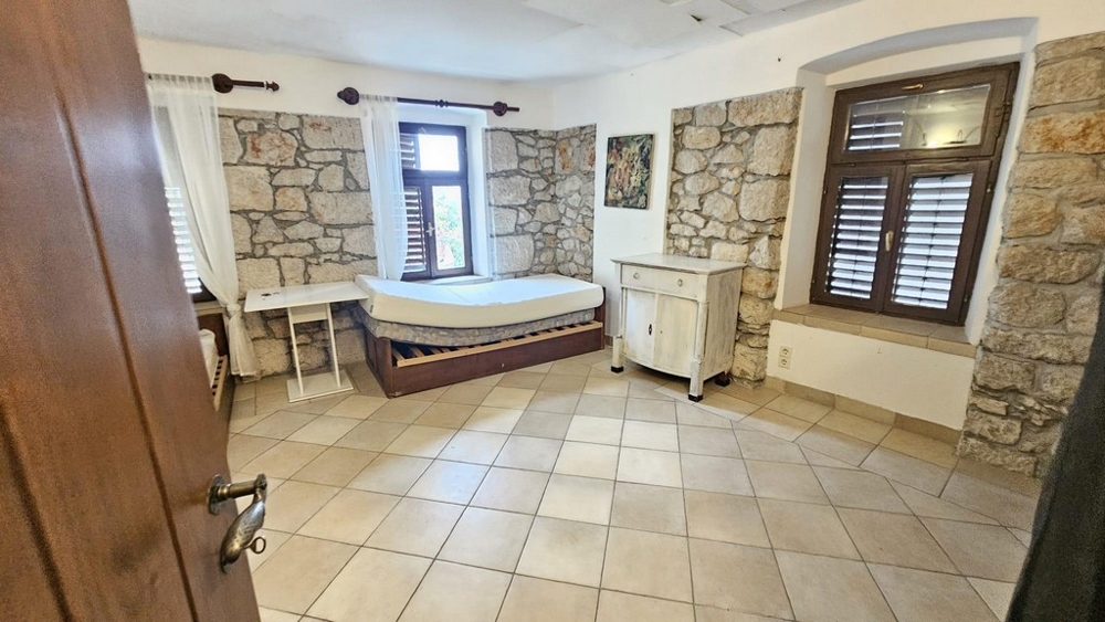 Sovrum med accenter av stenväggar