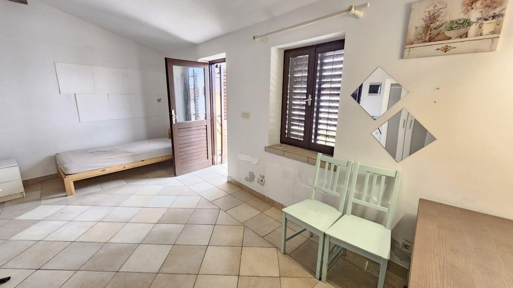 Ljust rum med utgång till terrassen