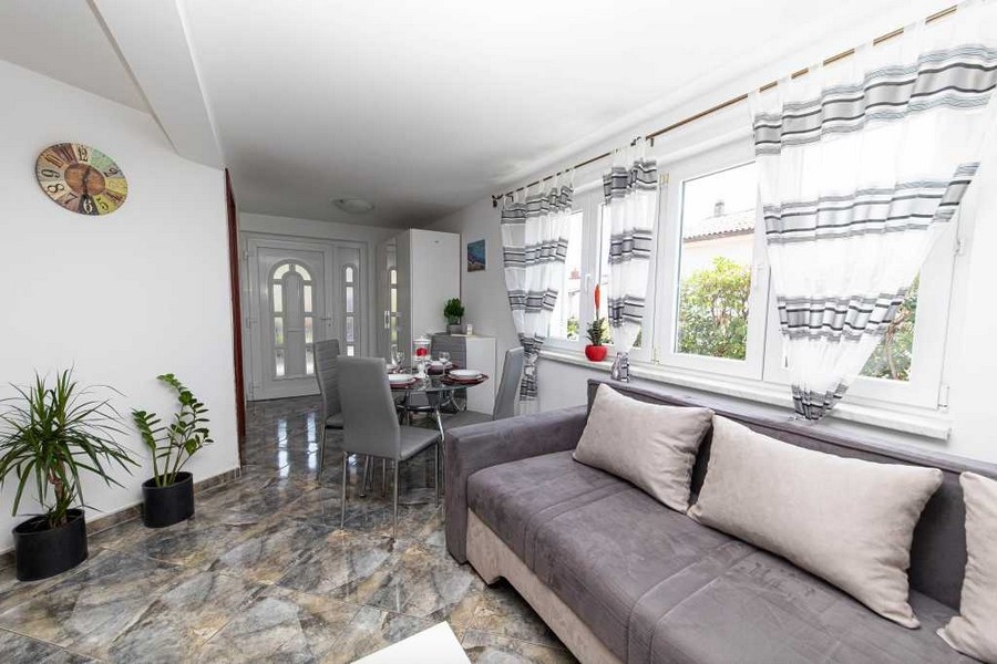 Vardagsrum med stort fönsterfront och matplats