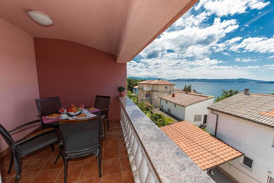 Täckt balkong med havsutsikt