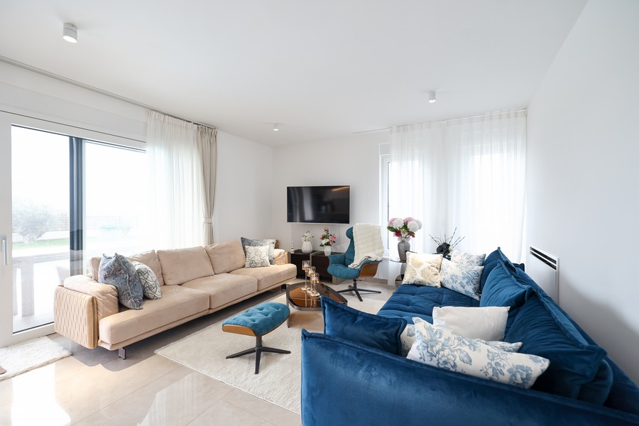 Ljust vardagsrum med sittgrupp