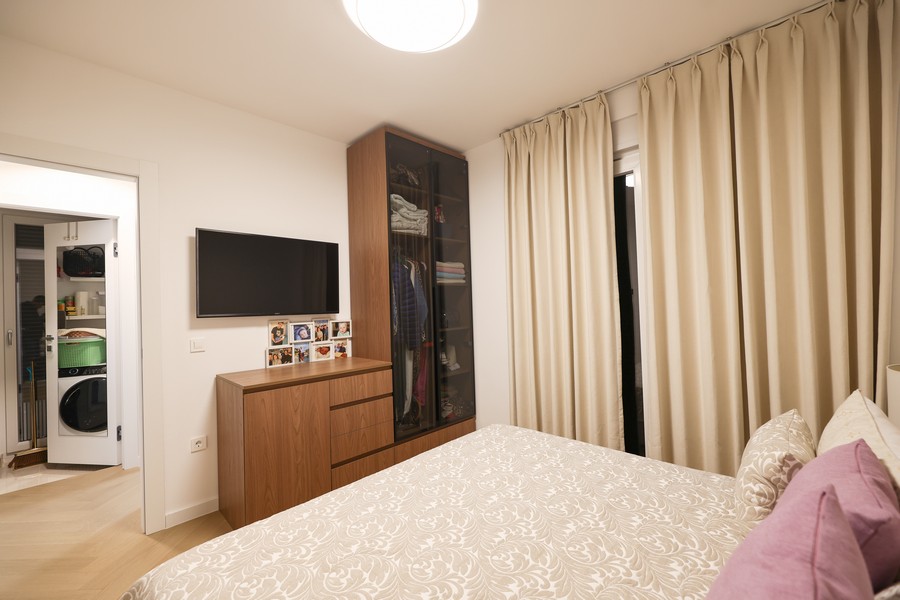 Sovrum med garderob och TV